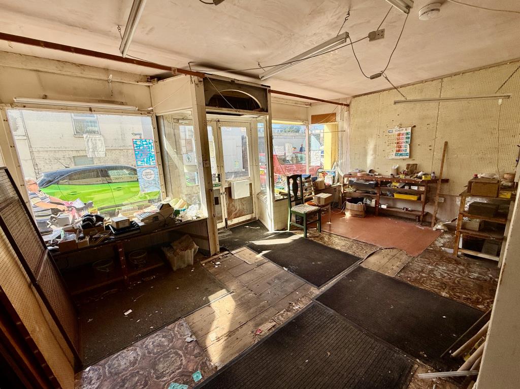 Lot: 84 - VACANT MIXED USE BUILDING IN TOWN CENTRE - Shop front